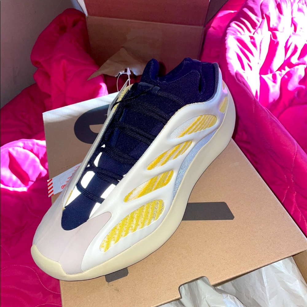 YEEZY 700 V3 SAFFLOWER - Picture 1 of 1
